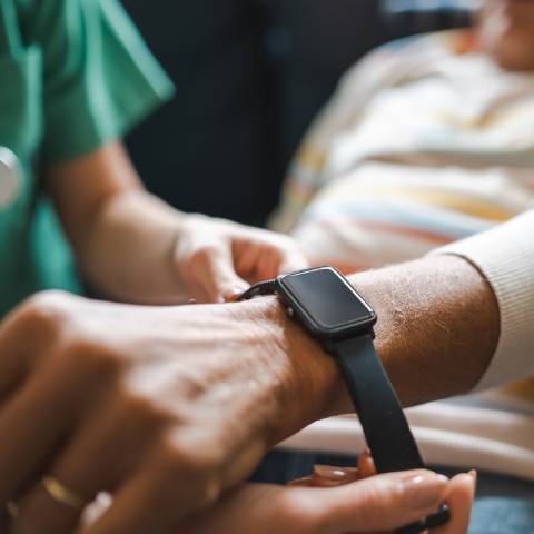 Bracelet anti-fugue en EHPAD : comment protéger votre proche Alzheimer ?